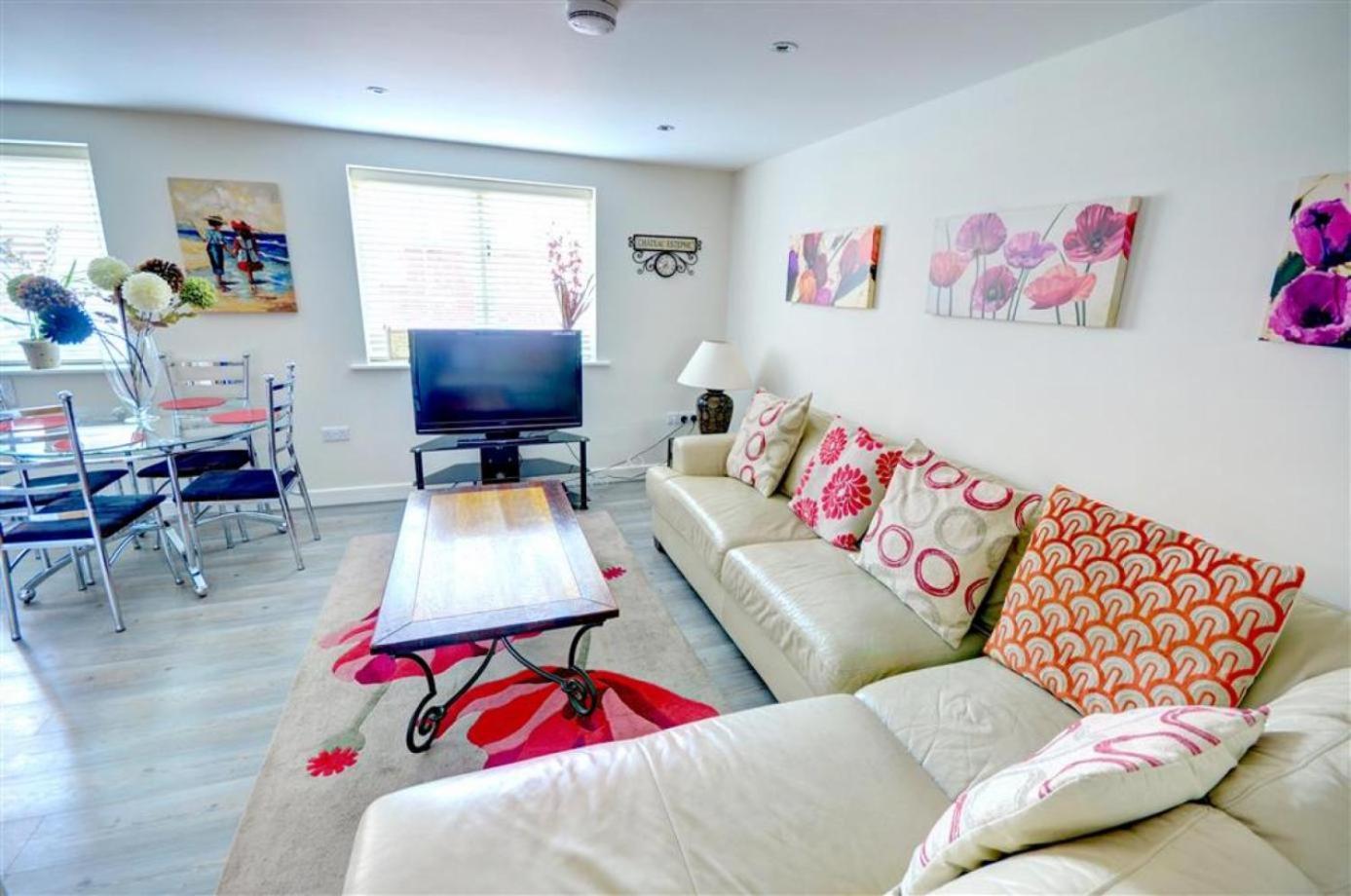 Hotties House - Two-Bed Cottage, Dog-Friendly & Off-Street Parking - Scarborough Exterior photo